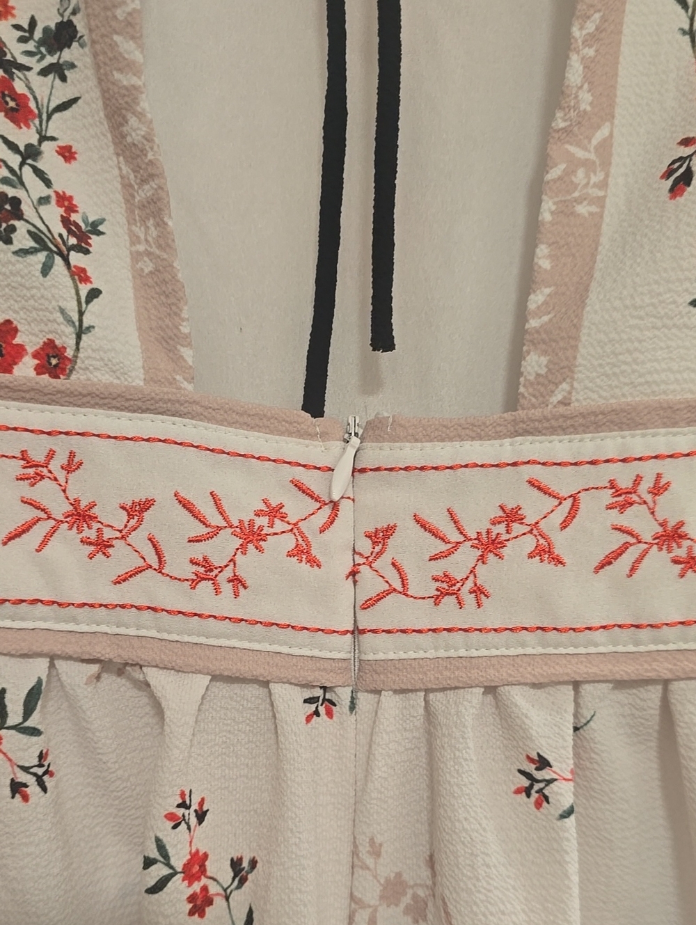 ๐7/25$ Boutique Floral Embroidered White Peasant Blouse - Picture 8 of 8